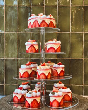 Gâteau Fraisier cake tower, 18 personal cakes + 1 large cake